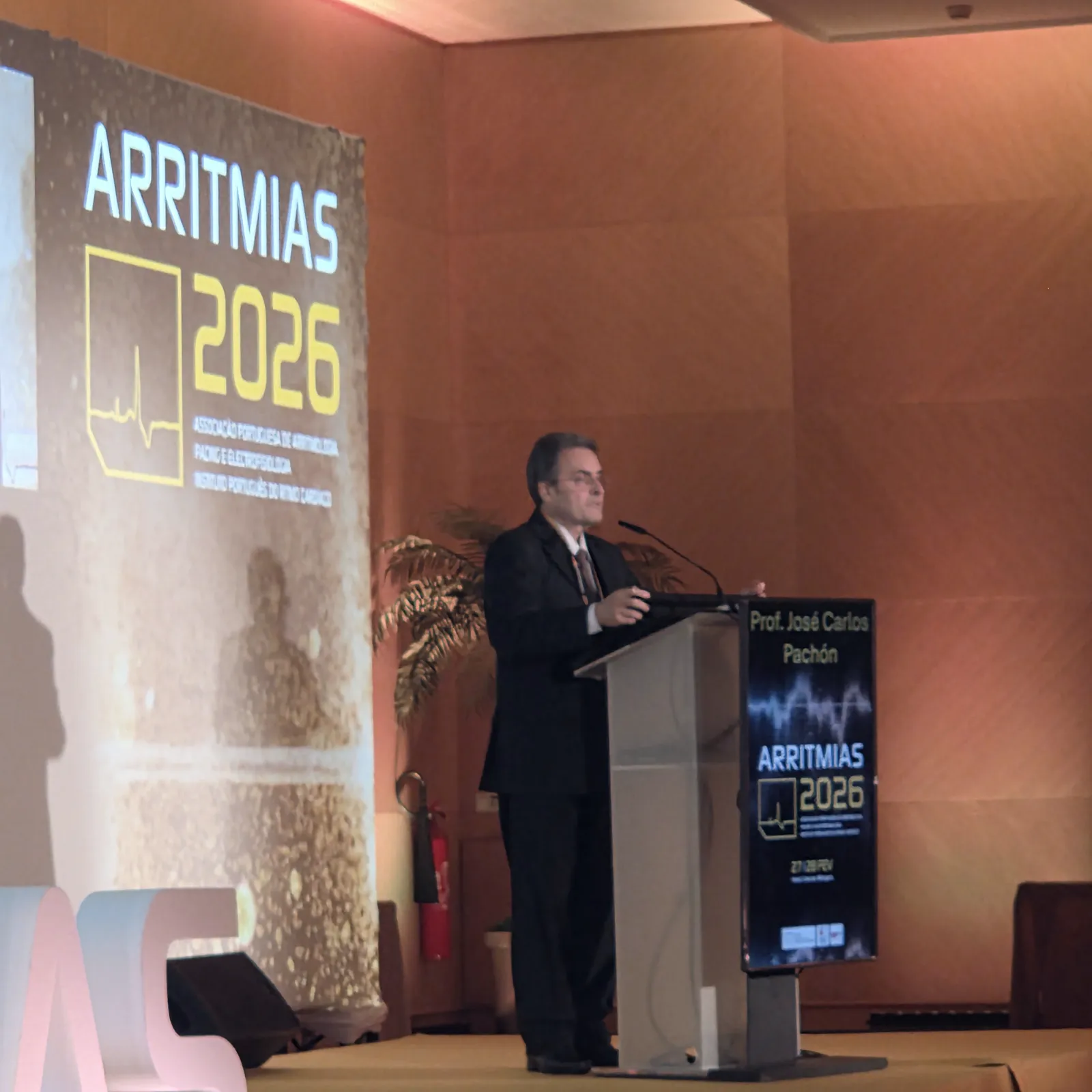 Prof. José Carlos Pachón Mateos at the podium during Arritmias 2026 in Cascais, Portugal; the podium display reads 'Prof. José Carlos Pachón, Arritmias 2026.'